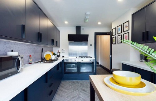 Liverpool Apartment | Modern Maisonette ideal for larger groups, families and contractors.