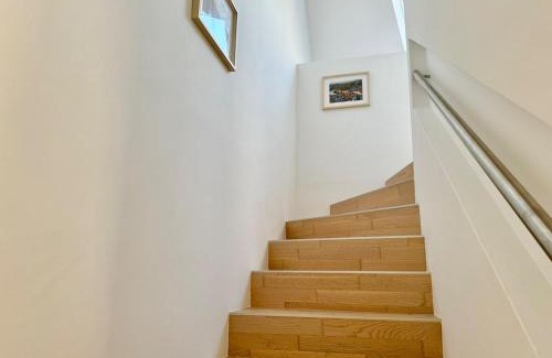 Grinzing Apartment | Modern Maisonette with Garden & Free Parking