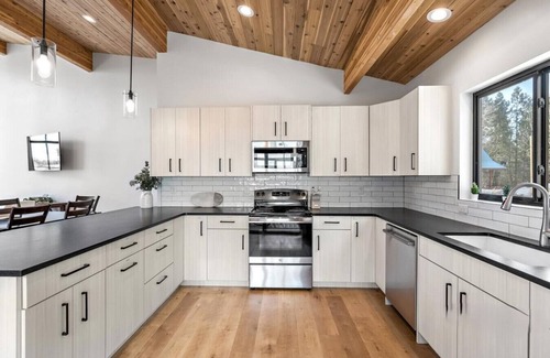 Tamarack Resort Apartment | Modern Manor .