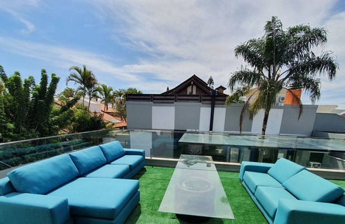 Jurere Internacional House | Modern Mansion of High Standard on Av. Whelks