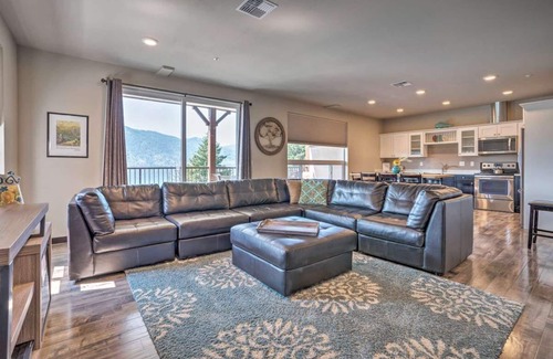 Manson Condo | Modern Manson Condo w/Balcony & Lake Chelan Views!