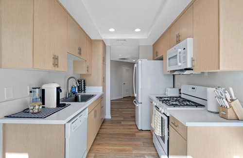 Marina del Rey Apartment | Modern Marina: Chic Design & Coastal Comfort