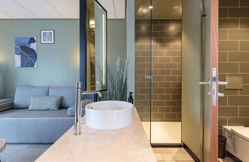 Marknesse Hotel | Modern Marknesse Hotel Room – Ideal for Exploring Giethoorn & Dutch Nature