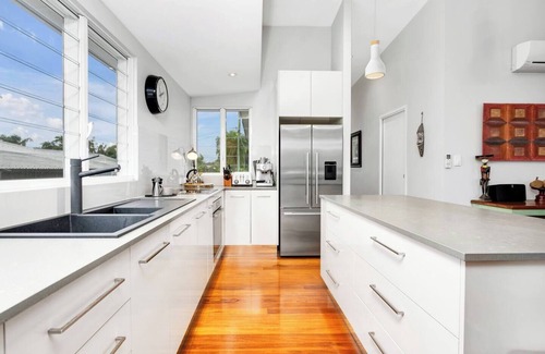 Parramatta Park House | Modern meets Tropical in this Free standing Home