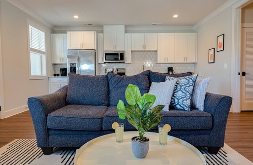 Melrose Cottage | Modern Melrose-sleeps 8- Mins to Downtown Broadway
