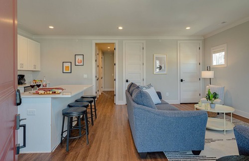 Historic Waverly House | Modern Melrose-Sleeps 8- Mins to downtown Broadway