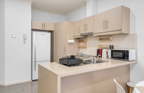 Mawson Lakes Apartment | Modern Metro | By Host Solutions