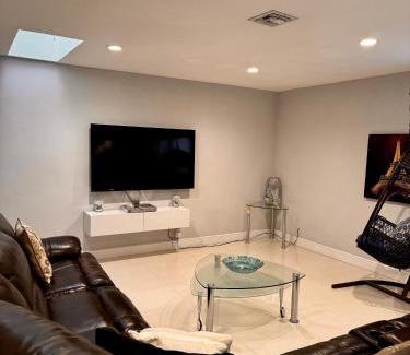 Westchester House | Modern Miami Oversized 3 Bedroom in Central Location