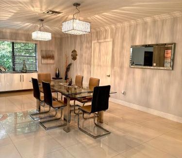 Westchester House | Modern Miami Oversized 3 Bedroom in Central Location
