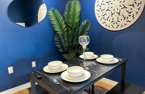 Mid-Wilshire Apartment | Modern Mid-Century Home in LA - Free Parking - Pool, 10 Minutes To Ceders Sanai