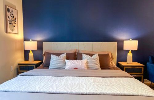 Mid-Wilshire Apartment | Modern Mid-Century Home in LA - Free Parking - Pool, 10 Minutes To Ceders Sanai