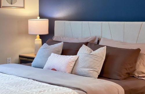 Mid-Wilshire Apartment | Modern Mid-Century Home in LA - Free Parking - Pool, 10 Minutes To Ceders Sanai
