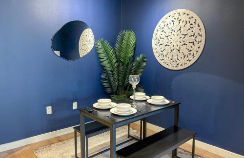 Mid-Wilshire Apartment | Modern Mid-Century Home in LA - Free Parking - Pool, 10 Minutes To Ceders Sanai