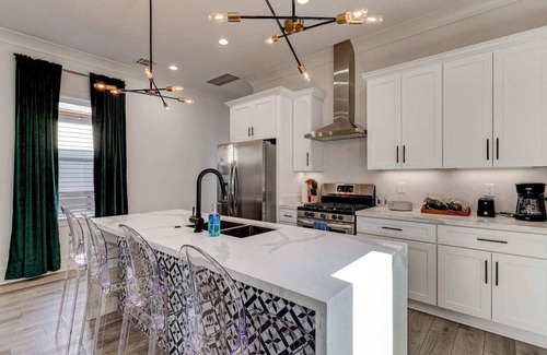 Tulane - Gravier House | Modern Mid-City Living: 5BR, 3.5BA Home. Balcony, Parking, Central Location - Your NOLA Getaway!