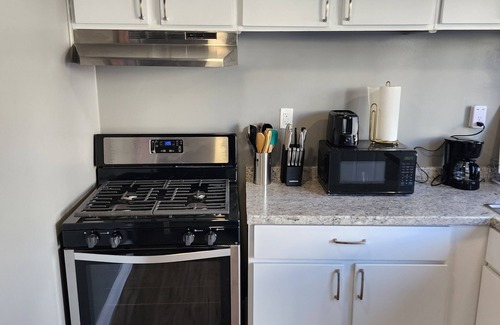 Mid-Wilshire Apartment | Modern mid-city private & secure
