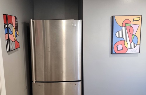 Mid-Wilshire Apartment | Modern mid-city private & secure