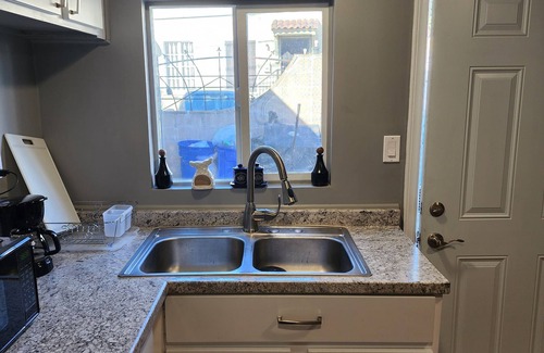 Mid-Wilshire Apartment | Modern mid-city private & secure