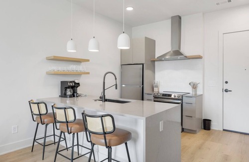 Inglewood Condo | Modern Mid-Term Stay at The Haysboro!
