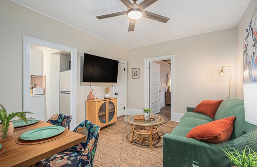 Valparaiso Apartment | Modern Midtown Apartment 1M; Downtown Fun!