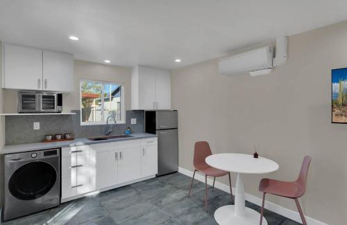 Blenman-Elm House | Modern Midtown Guesthouse