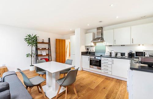 Bethnal Green Apartment | Modern Mile End Flat near Park