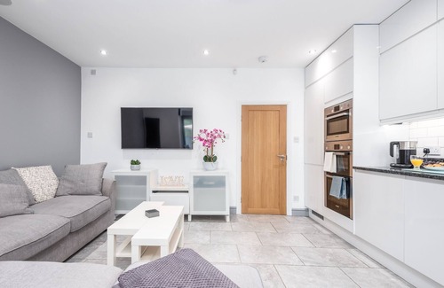 Heworth Apartment | Modern Minimalist 3-Bed Duplex Apartment in York I Pass The Keys