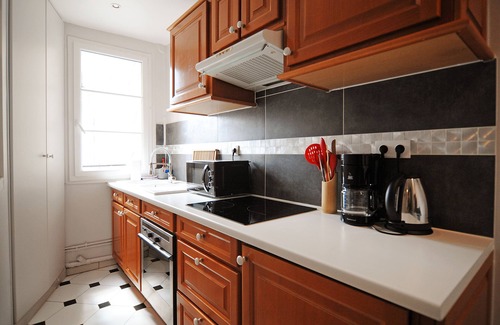 Montmartre Apartment | Modern Montmartre - A Stylish Home for Couples & Families - Sleeps up to 4
