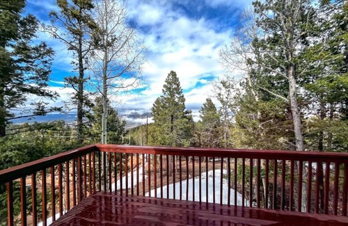 Woodland Park House | Modern Mountain Cabin | Family & Pet-Friendly with Views, Wildlife, & Wi-Fi