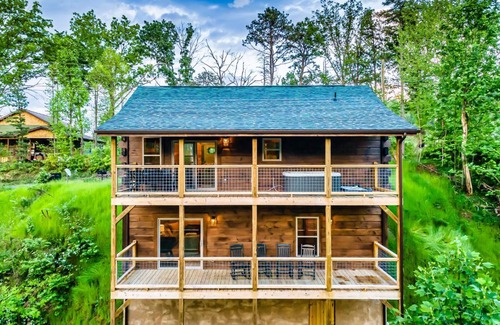 Chalet Village North House | Modern Mountain Cabin! Hot Tub! Near Downtown!