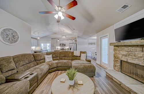 Ellijay House | Modern mountain cabin with patio, central AC, and washer/dryer