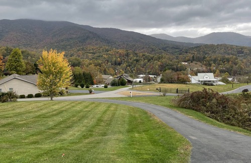 Waynesville House | Modern Mountain Getaway