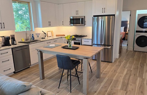 Skyland House | Modern Mountain Getaway with Breathtaking Views. Unwind in Style.