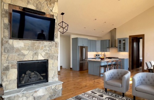 Ferguson Cabin | Modern Mountain Getaway, Hot Tub, Pet Friendly, WiFi, Long Range Sunset Views