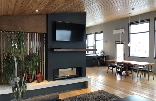 East Kootenay House | Modern Mountain Home , W/Hot tub and Air-Con