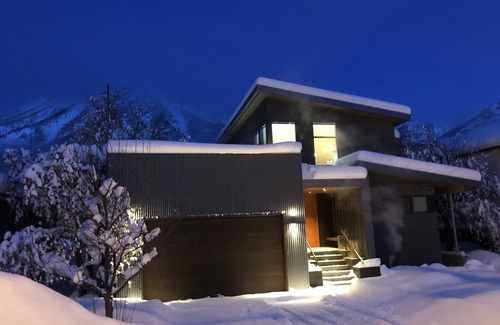 East Kootenay House | Modern Mountain Home , W/Hot tub and Air-Con