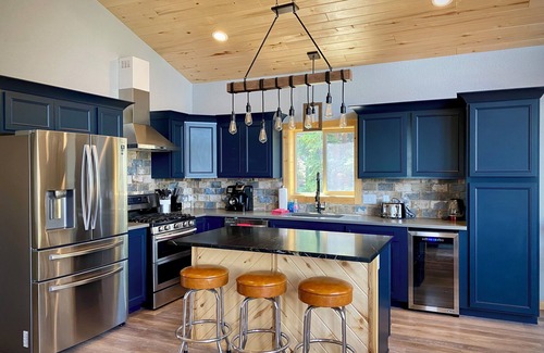 Valley of the Sun Cabin | Modern Mountain Home w/Fast Wifi, Spacious Decks, Pool Table - Silverheels Chalet