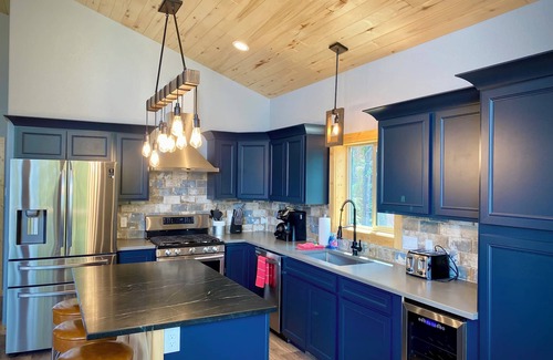 Valley of the Sun Cabin | Modern Mountain Home w/Fast Wifi, Spacious Decks, Pool Table - Silverheels Chalet