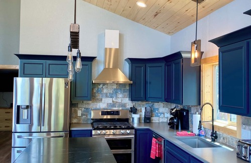 Valley of the Sun Cabin | Modern Mountain Home w/Fast Wifi, Spacious Decks, Pool Table - Silverheels Chalet
