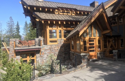 Golden Ski Chalet | Modern Mountain Luxury Chalet at Kicking Horse Mountain Resort