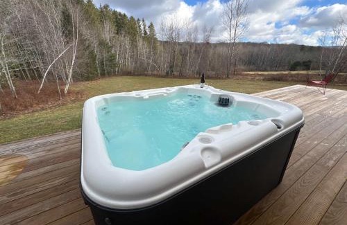 Fleischmanns House | Modern Mountain Retreat with Hot Tub