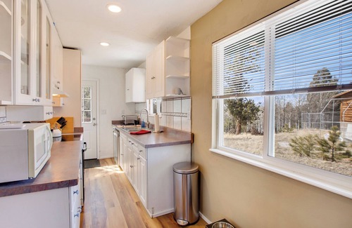 Florissant House | Modern mountain retreat! - Pet friendly - wi-fi