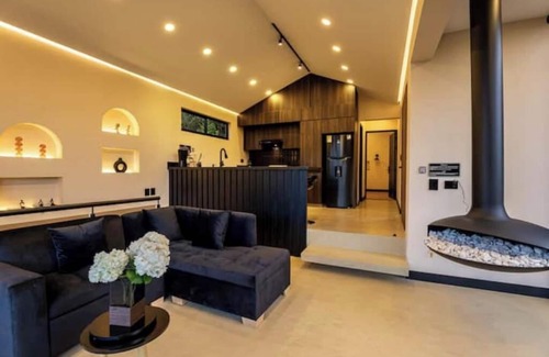 Marinilla Apartment | Modern Mountain Spa Villa: Turkish & Jacuzzi