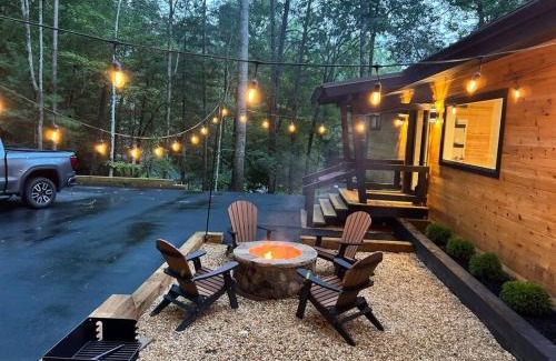Sautee Nacoochee Ski Chalet | Modern Mountain Getaway with Hot Tub, Fire Pit
