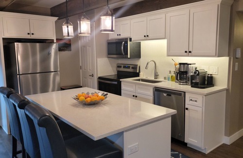 Vail Condo | Modern Mountainside Condo | Walk to Slopes, Shopping, Dining! | Vantage Point