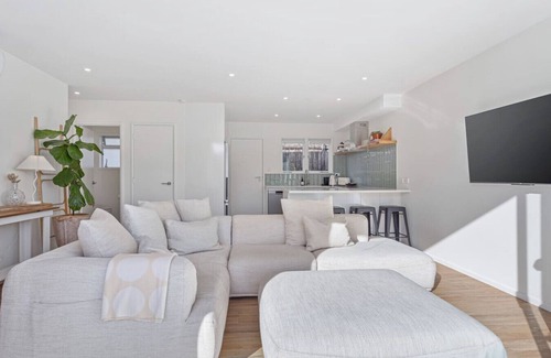 Greenlane - Ellerslie House | Modern Mt Wellington Home