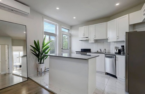 Cote-Des-Neiges—Notre-Dame-De-Grace Apartment | Modern MTL Getaway– A Sleek NDG Escape
