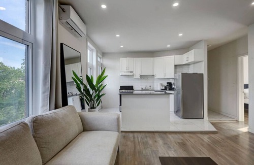 Cote-Des-Neiges—Notre-Dame-De-Grace Apartment | Modern MTL Getaway– A Sleek NDG Escape