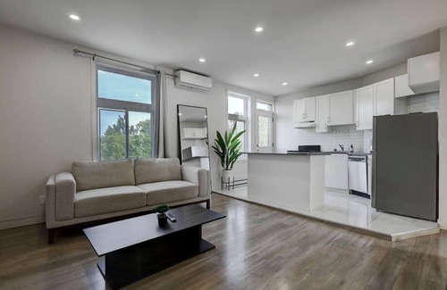 Cote-Des-Neiges—Notre-Dame-De-Grace Apartment | Modern MTL Getaway– A Sleek NDG Escape