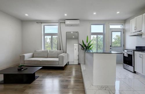 Cote-Des-Neiges—Notre-Dame-De-Grace Apartment | Modern MTL Getaway A Sleek NDG Escape