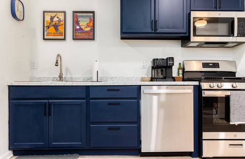 South Bend House | Modern ND Bungalow Cornhole/Pong/FirePit Sleeps 6+